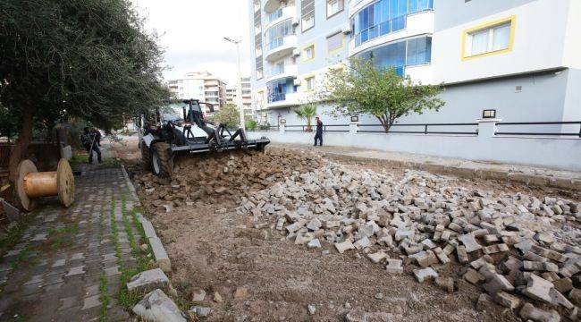 Bayraklı’nın sokakları kilit parke ile yenileniyor 