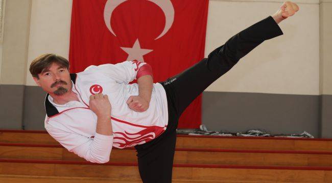 Gaziemir Belediyesi Antrenörü Volkan Yalçınkaya Taekwondo Şampiyonu