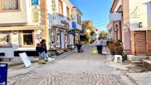 Tarihi Cunda sokaklarında temizlik seferberliği