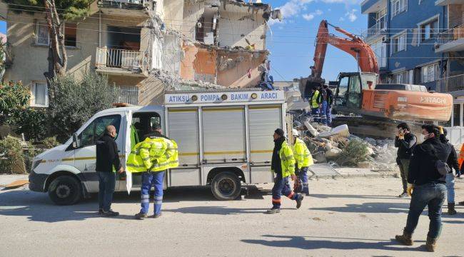 İZSU ekipleri, deprem bölgesindeki su sorunu için çalışmalarını sürdürüyor