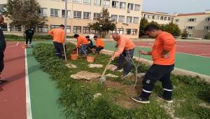 Çeşme’de okul bahçeleri meyve bahçesine dönüşüyor