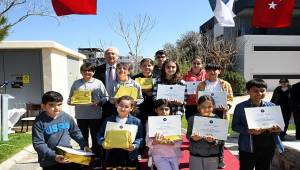 Çok okuyan çocuklar kitapla ödüllendirildi