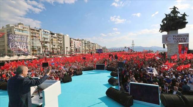 İzmir'de coşkulu miting