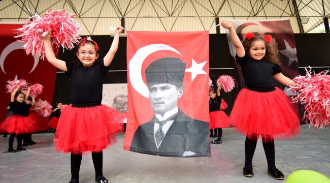 Bornova’da sahne çocukların