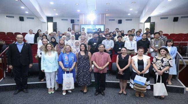 DEÜ Taylandlı öğrencileri ağırladı