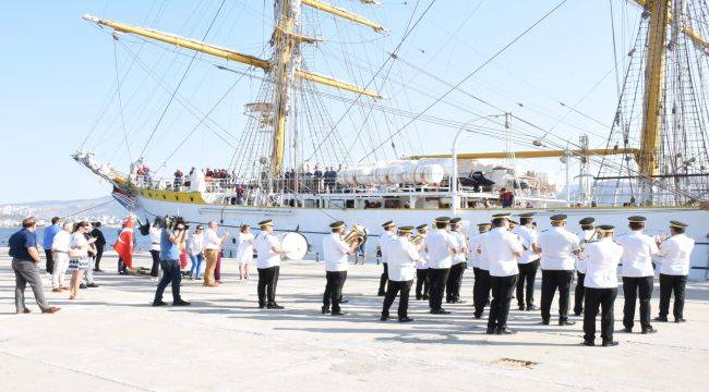 Tarihi gemiyi Torbalı Belediye bandosu karşıladı