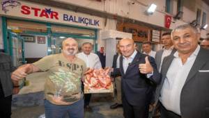 İzmirli balıkçılar sezonu açtı, siftahı Başkan Soyer yaptı