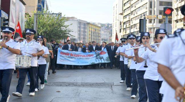 İzmirliler geleneksel Zafer Yürüyüşü’nde buluştu
