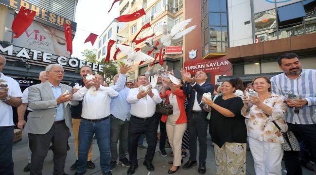 Konak’ta güvercinler barış umuduyla uçtu