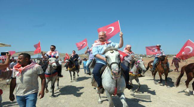 Türkiye'nin en iyi atları Menemen'de yarıştı