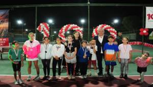 Balçova Cumhuriyet Tenis Turnuvası öğrencilere burs oldu