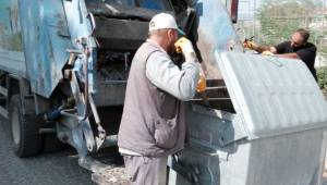 Bergama Belediyesi çöp konteynerlerini temizliyor