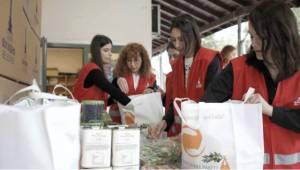 İzmir Büyükşehir Belediyesi gebelere sağlıklı paket desteği veriyor