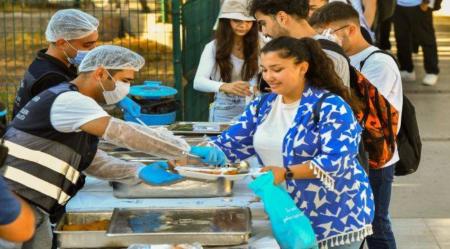 İzmir'de üniversite öğrencilerine ücretsiz yemek dağıtımı başladı