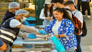 İzmir'de üniversite öğrencilerine ücretsiz yemek dağıtımı başladı