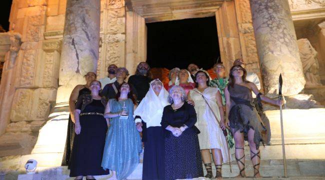 İzmir'in kadınları Celsus Kütüphanesi'nde buluştu