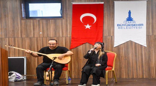 Huzurevi Bedia Akartürk’tün türküleri ile şenlendi