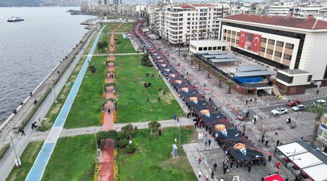 İzmir 350 metrelik Atatürk posteriyle yürüdü