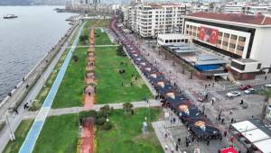 İzmir 350 metrelik Atatürk posteriyle yürüdü