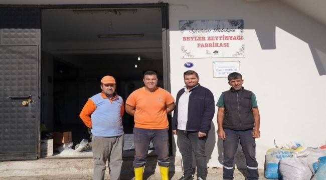 Seferihisar Belediyesi zeytin üreticisinin yanında