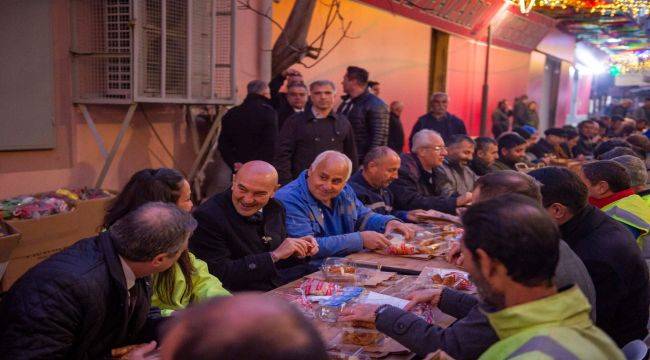 Başkan Soyer, Kemeraltı’nda işçilerle kahvaltı yaptı