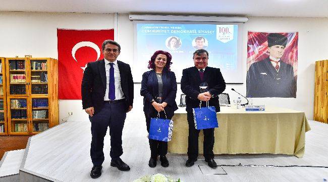 İzmir’de Cumhuriyet demokrasi ve siyaset konuşuldu