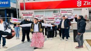 Menderes’te belediye önünde zenneli rüşvet protestosu