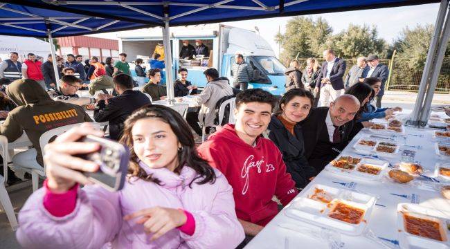 Başkan Soyer öğrenci sofrasına konuk oldu 