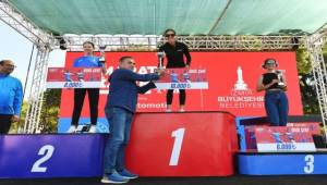 Maraton İzmir’in birincileri ödüllerini aldı