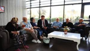 Sözünü tuttu, huzurevini ziyaret etti