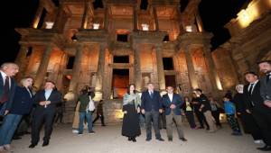 Efes’te gece müzeciliği başladı