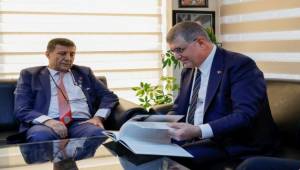 Başkan Tugay’ı Duygulandıran Hediye 