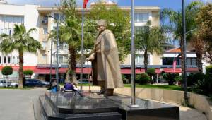 Atatürk Anıtı’nı Bakıma Aldı