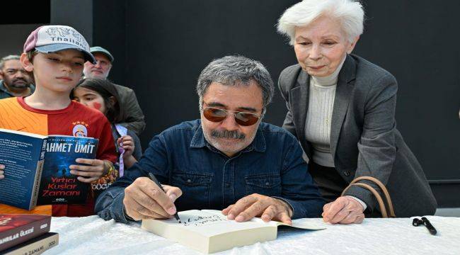 Edebiyatın usta isimleri İzmirli kitapseverlerle buluştu İZKİTAP’ta sanat rüzgârı