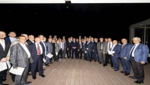 İzmir Aslanlar Gibi Burada Duruyor