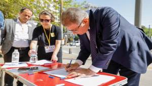 İzmir Atatürk Lisesi’ndeki İmza Kampanyası