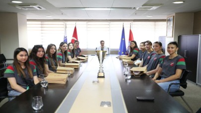 Voleybol ve Yüzmede Karşıyaka Rüzgarı