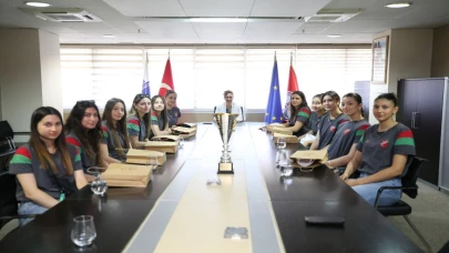 Voleybol ve Yüzmede Karşıyaka Rüzgarı