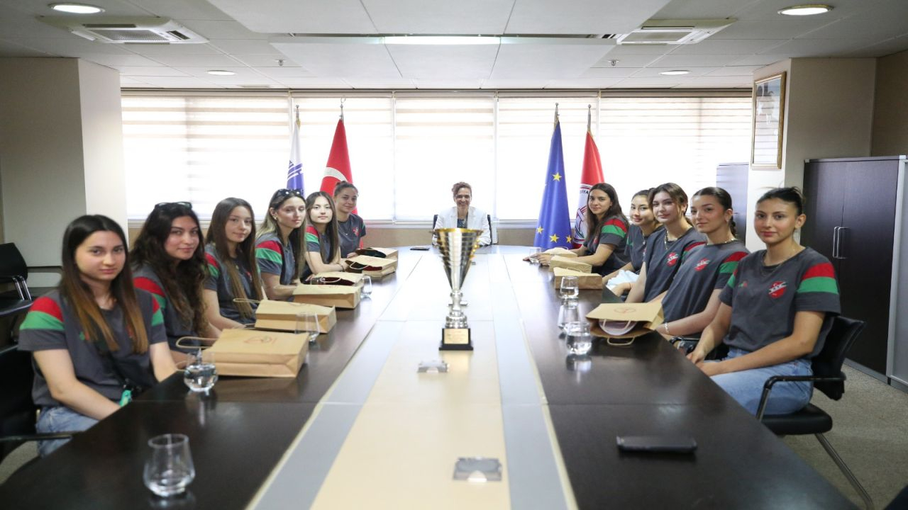 Voleybol ve Yüzmede Karşıyaka Rüzgarı