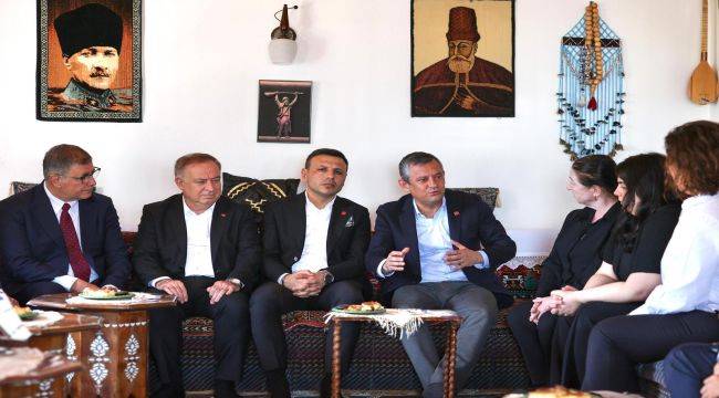  Başkan Tugay, İstanbul'da CHP Genel Başkanı Özgür Özel ile bir araya geldi