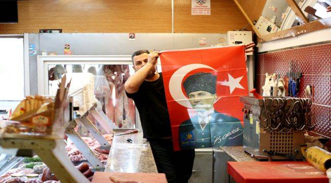 Esnafa Bayrak Dağıtımı