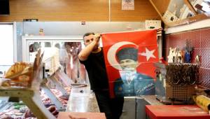 Esnafa Bayrak Dağıtımı