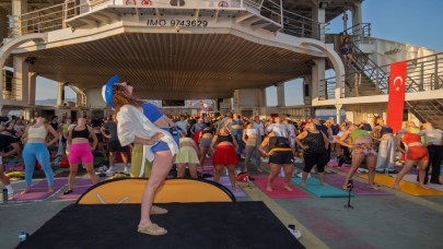 İzmir’de güneşi yoga ile uğurladılar