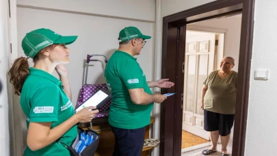 Başkan Tugay “Dönüşüme Evde Başla” projesi için QR kodlu poşet dağıttı