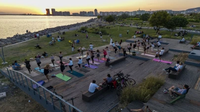 Karşıyaka’da gün batımında yoga buluşması