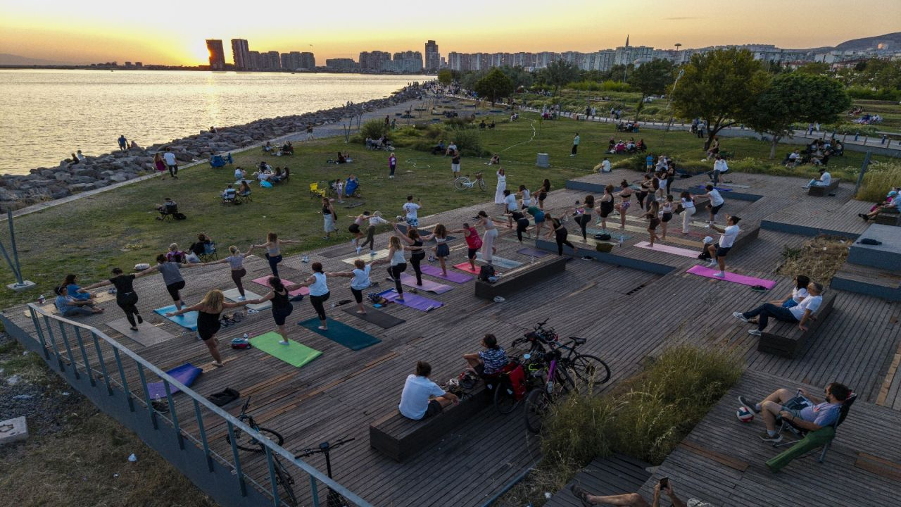 Karşıyaka’da gün batımında yoga buluşması
