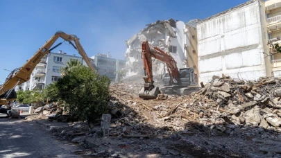 Karşıyaka’da metruk ve riskli binalar tek tek yıkılıyor