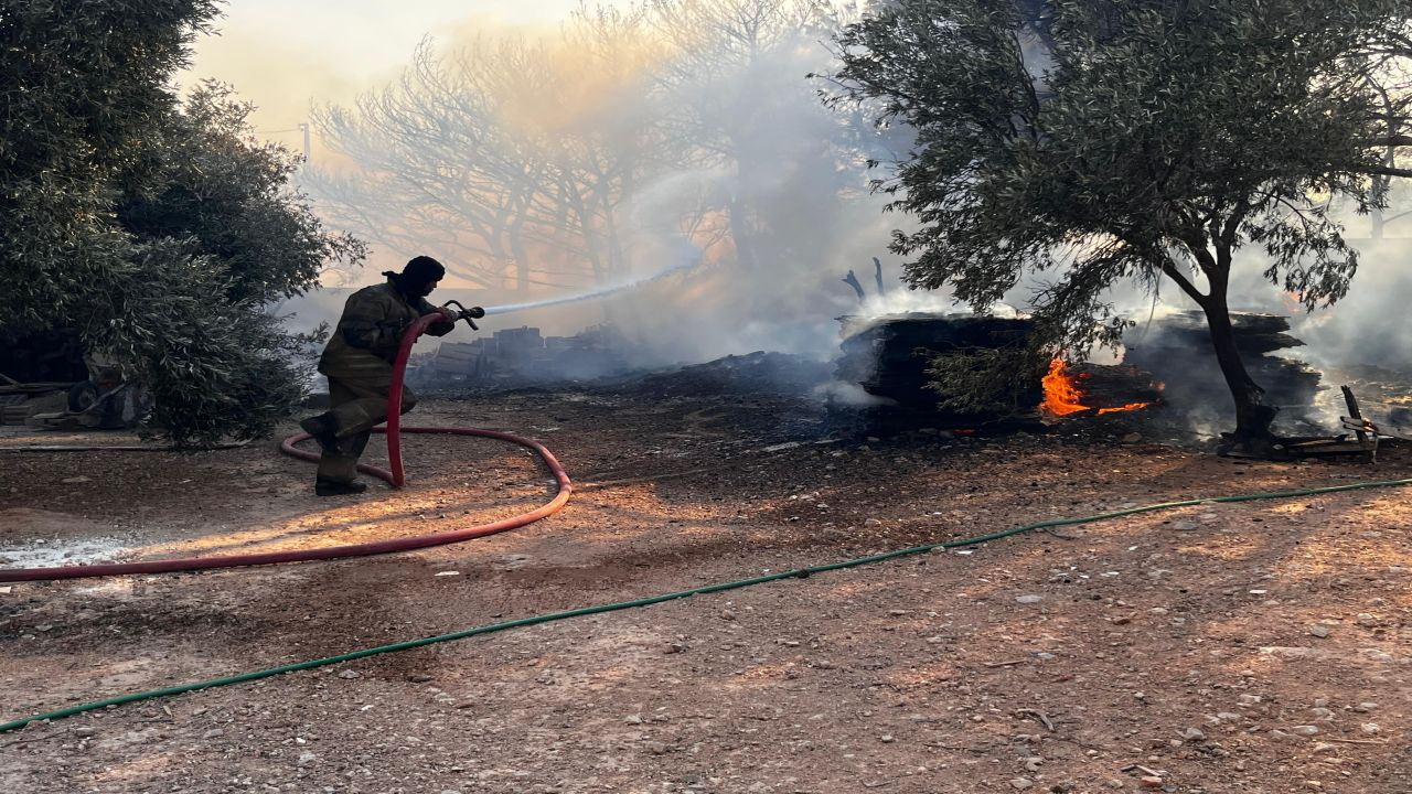 Çeşme'de yangınla mücadele sürüyor