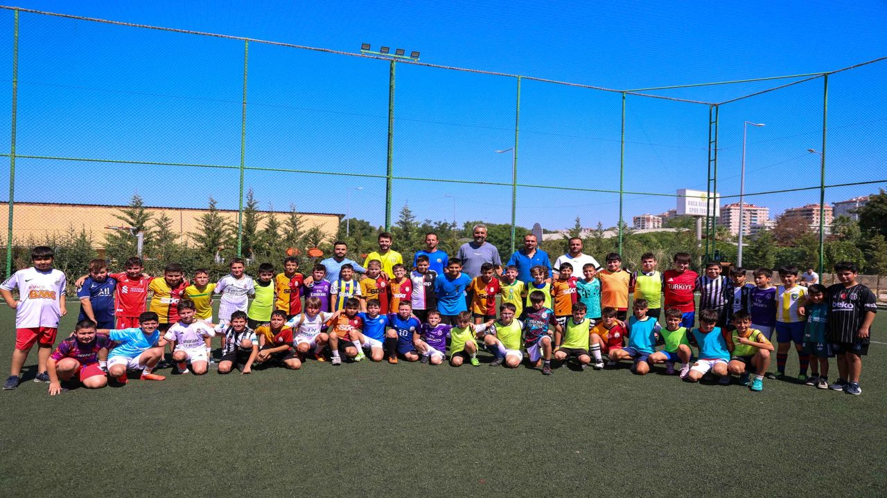 Bucalı minik kramponlar futbol eğitiminde