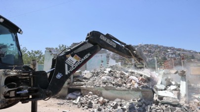 Konak’ta 162 metruk bina yıkıldı